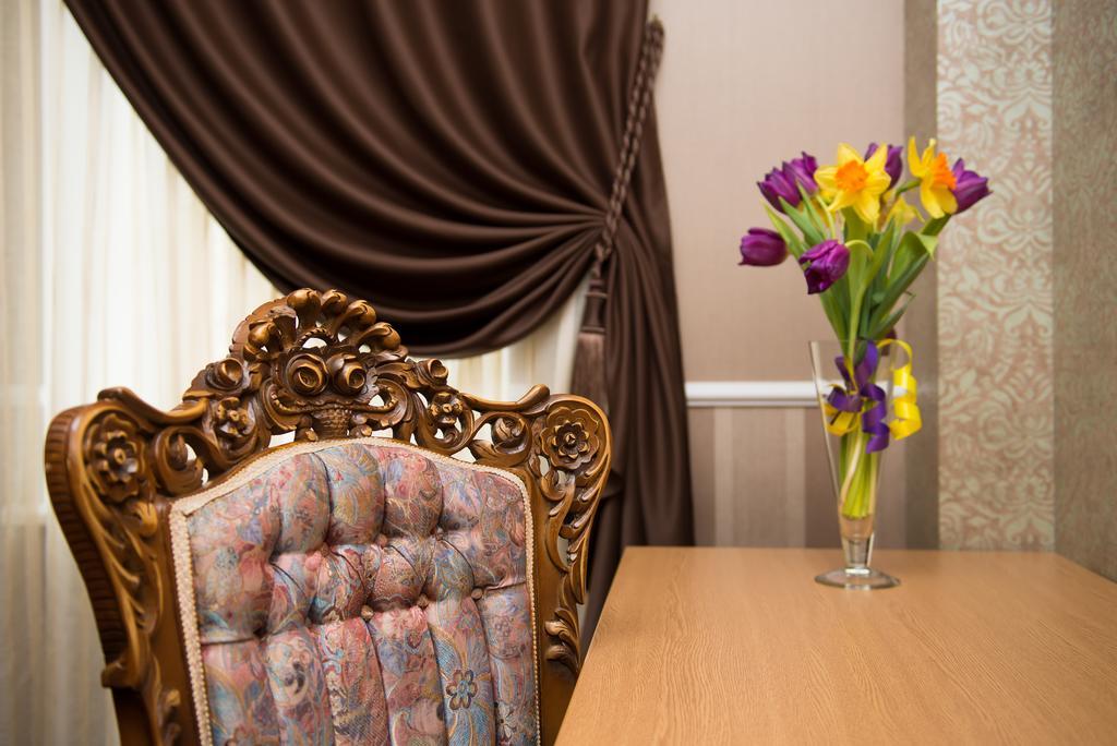 Dvoryanskiy Hotel Dnipro Exterior photo