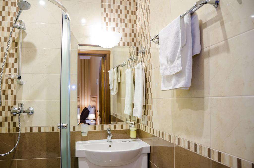 Dvoryanskiy Hotel Dnipro Exterior photo